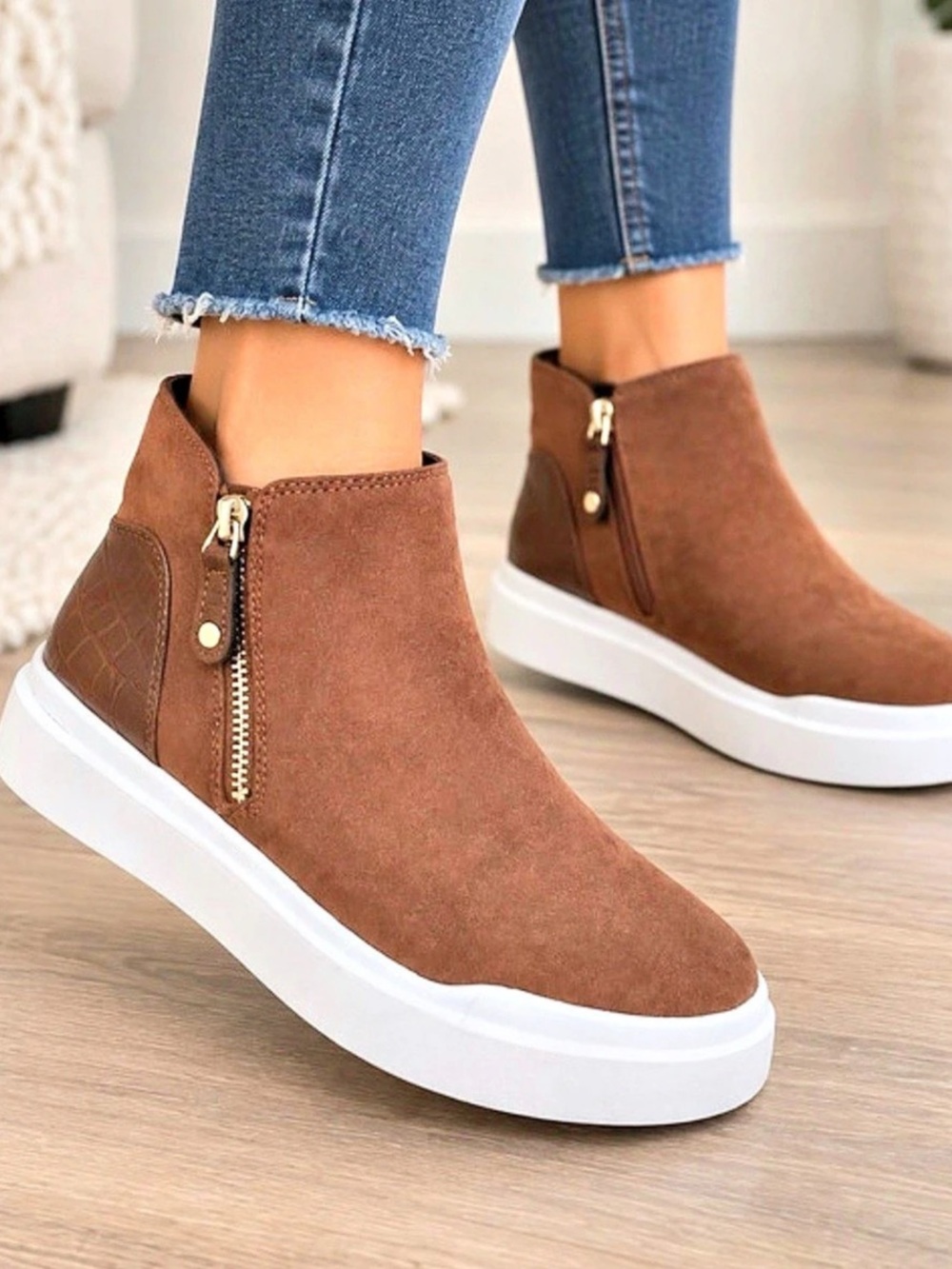 Liz Claiborne Brown Memory Foam High Top Sneakers NWT